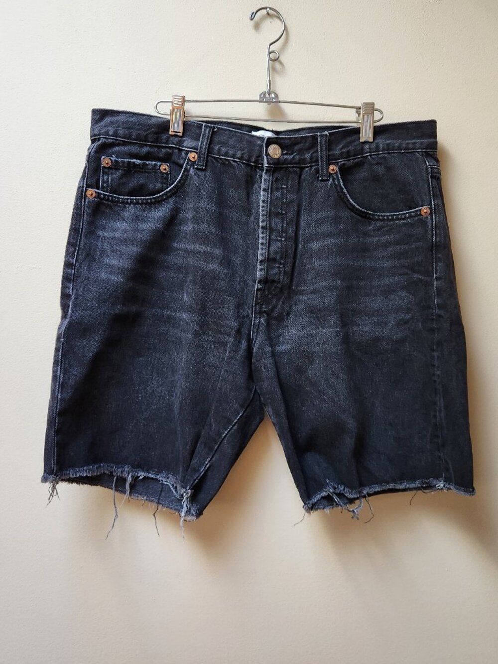 ZARA black distressed denim cutoff jean shorts / 12